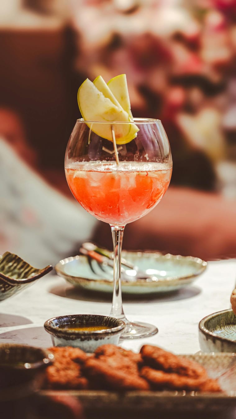 Ein gedeckter Tisch mit einem Aperitif